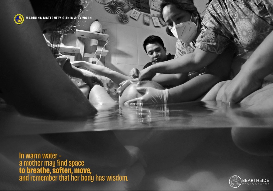 A family receiving support during waterbirth